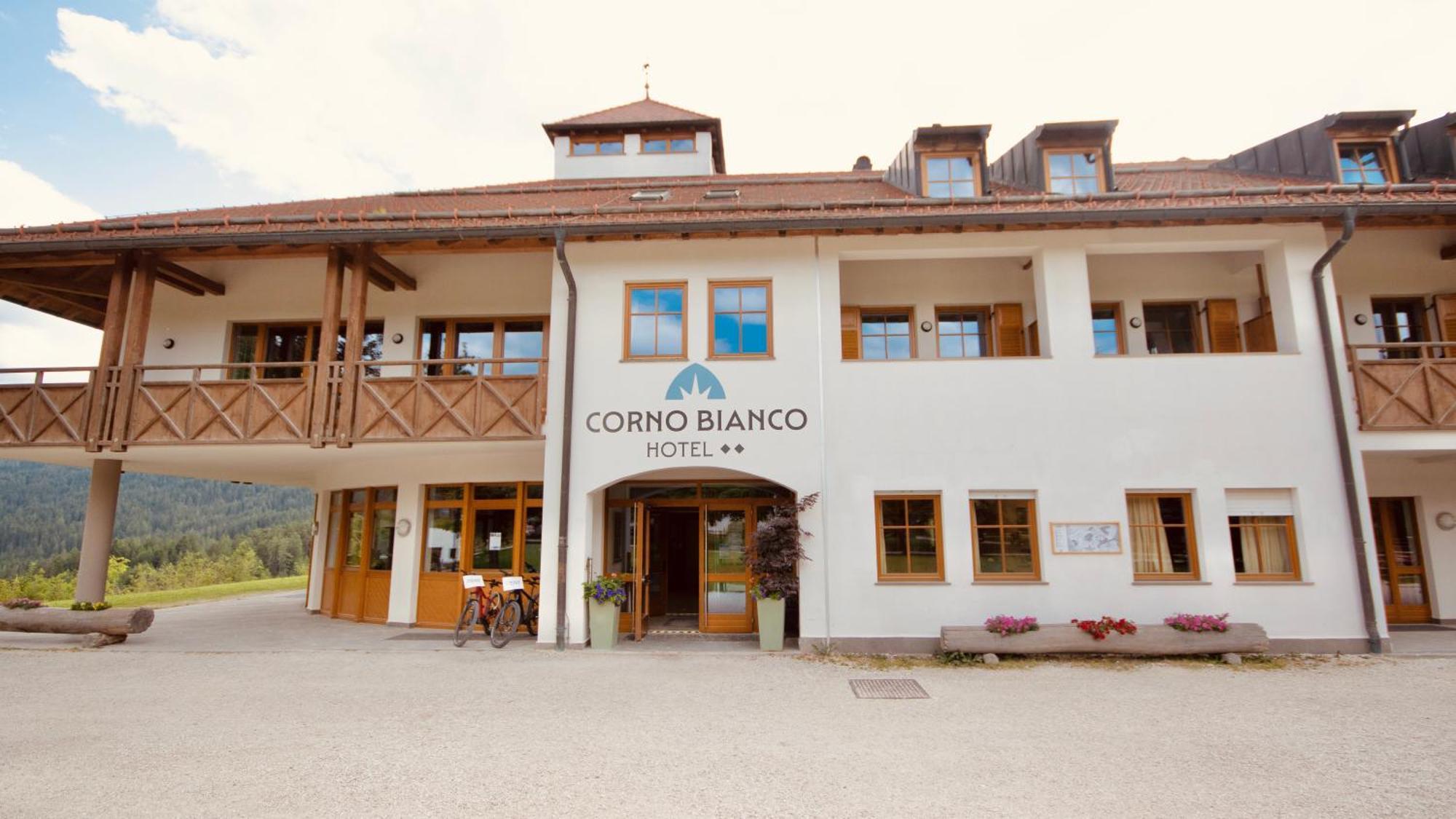 Hotel Corno Bianco 노바포넨테 외부 사진