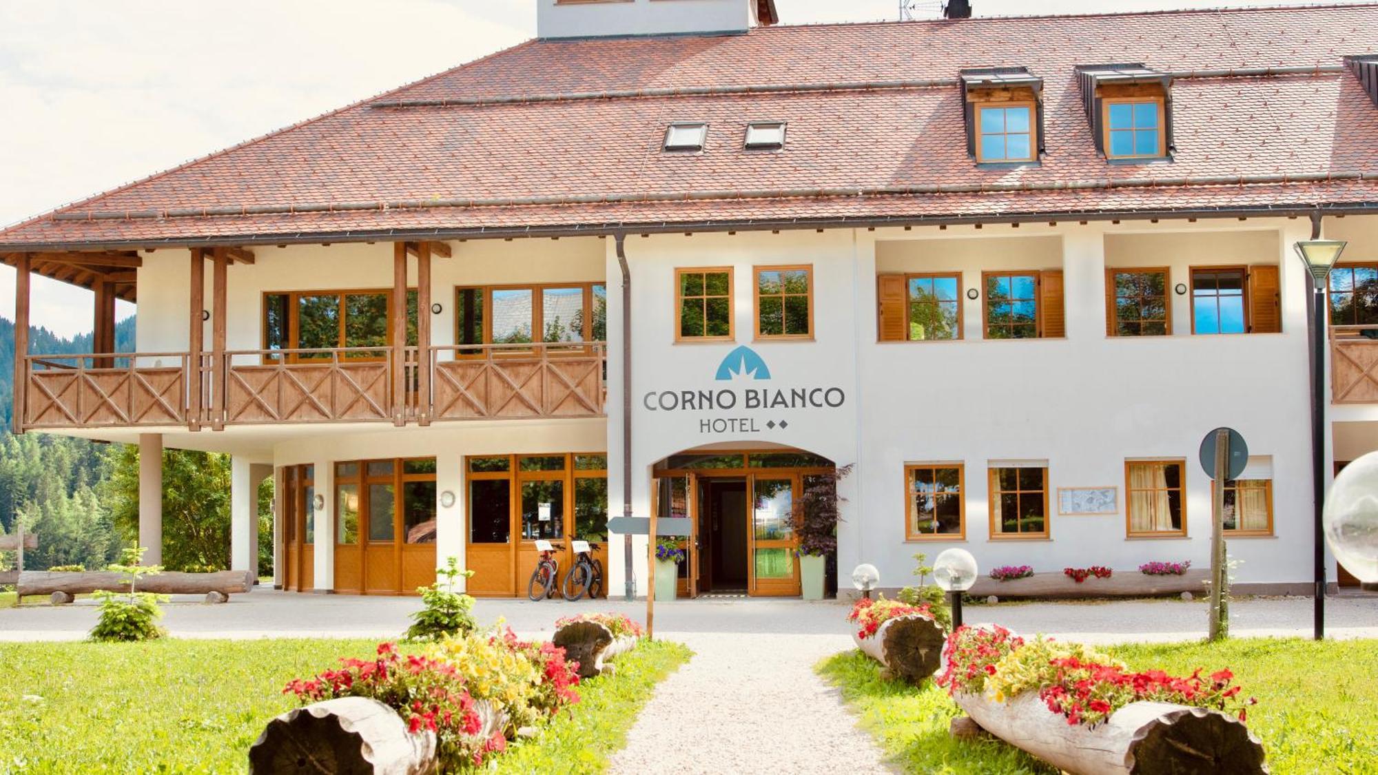 Hotel Corno Bianco 노바포넨테 외부 사진
